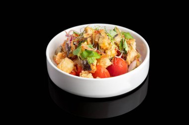 Japon karides salatası Ebi salatası ve siyah arka planda yansıması. menü restoranı.