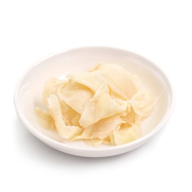 Beyaz arka planda cam kasede rendelenmiş zencefil.