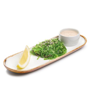 Tabakta Chuka salatası. İçindekiler marine edilmiş deniz yosunu, fıstık sosu, limon, susam karışımı. Restoran menüsü için.