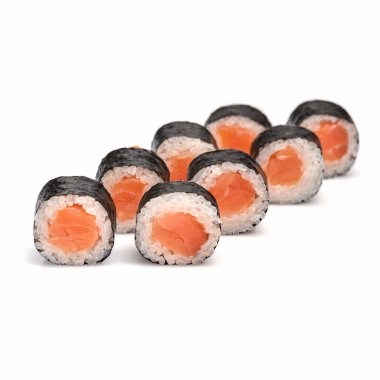 Siyah arka planda somonlu suşi maki. Suşi menüsü, teslimat için yiyecek..