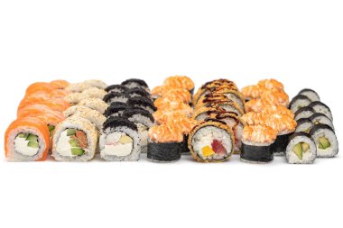 Beyaz arka planda çeşitli Japon suşi dürümleri. Suşi menüsü. Japon mutfağı, restoran. Suşi dürümleri seçici odaklanma için ayarlandı.