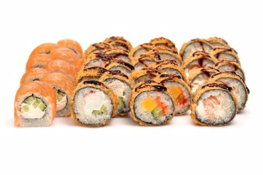 Beyaz arka planda çeşitli Japon suşi dürümleri. Suşi menüsü. Japon mutfağı, restoran. Suşi dürümleri seçici odaklanma için ayarlandı.