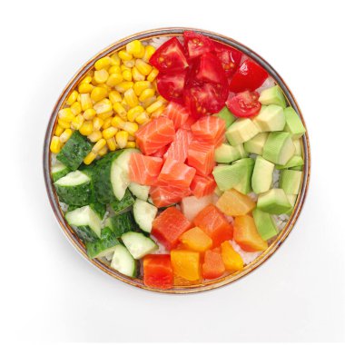 Salmon, somon, avokado, salatalık, kiraz domatesleri, beyaz arka planda mısır, dürtme menüsü, teslimat için yiyecek. Restoran menüsü. en üstteki görünüm.