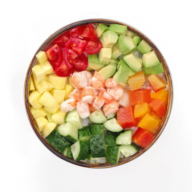 Pirinç, karides, şeftali, avokado, salatalık, vişneli domates, mango, beyaz arka planda salata, dürtme menüsü, teslimat için yiyecek. Restoran menüsü. en üstteki görünüm.