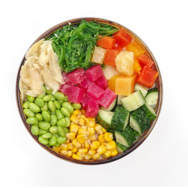 Hawaii poke tuna, ton balığı, salatalık, şeftali, mısır, chucka, beyaz arka planda edamame fasulyesi, dürtme menüsü, teslimat için yiyecek. Restoran menüsü. en üstteki görünüm.