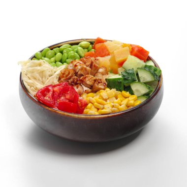 Tavuklu pilav, tavuk göğsü, salatalık, mısır, beyaz arka planda salata, restoran menüsü için dürtme menüsü