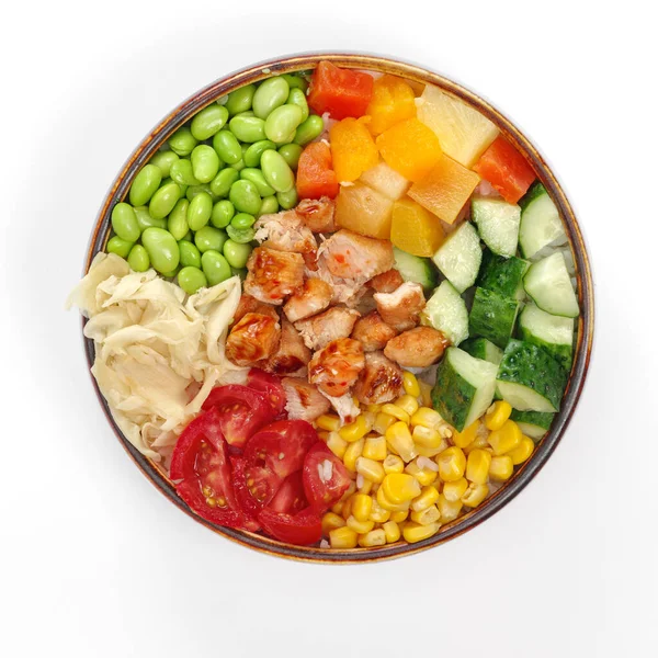 Tavuk pirinci, tavuk göğsü, salatalık, mısır, ananas, beyaz arka planda salata, dürtme menüsü, teslimat yemeği. Restoran menüsü. en üstteki görünüm.