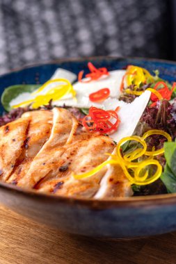 Sağlıklı organik Tavuk Sezar Salatası. Tavuk fileto ve parmesanlı salata. Kızarmış Salata Gurme Organik. Sağlıklı yiyecekler, kapatın.