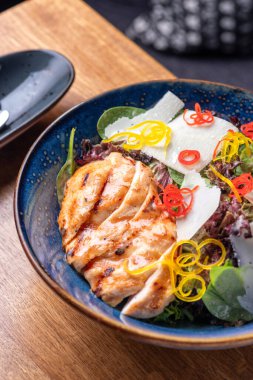 Sağlıklı organik Tavuk Sezar Salatası. Tavuk fileto ve parmesanlı salata. Kızarmış Salata Gurme Organik. Sağlıklı yiyecekler, kapatın.