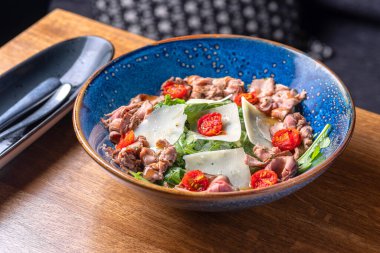 Biftek, roka ve sebzeli salata. Pişirilmiş. Kızarmış. Lezzetli. Restoranda servis edilen yemek, menü konsepti. Sağlıklı yiyecekler, kapatın.