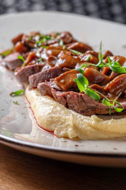 Patates püresi ve mantarlı Tagliata dana eti. Lezzetli. Restoranda servis edilen yemek, menü yemek konsepti..