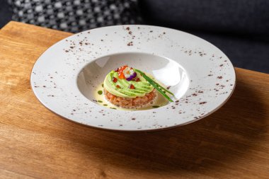 Lokantada katranlı somon tabaklarını kapatın, insan olmasın. Lezzetli. Restoranda servis edilen yemek, menü yemek konsepti..