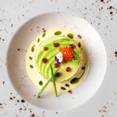 Lokantada katranlı somon tabaklarını kapatın, insan olmasın. Lezzetli. Restoranda servis edilen yemek, menü yemek konsepti..