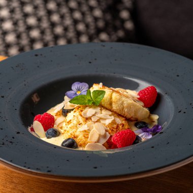 Hindistan cevizi ve vanilya soslu süzme peynirli krep. Sağlıklı ve lezzetli bir sabah kahvaltısı. Lezzetli. Restoranda servis edilen yemek, menü yemek konsepti..