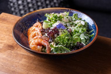 Avokado, karides, domates ve kabın içinde bitkilerle sıcak salata. Lezzetli. Restoranda servis edilen yemek, menü yemek konsepti..