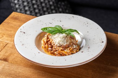 ragout soslu spagetti bolonez ve parmesan peyniri. Sağlıklı yiyecekler, yakın plan. Restoranda yemek servisi.