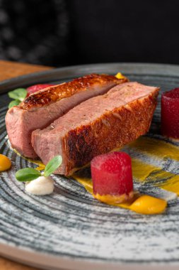 Akşam yemeği için lüks bir restoranda patates püresiyle ızgara ördek. Sağlıklı yiyecekler, yakın plan. Restoranda yemek servisi.