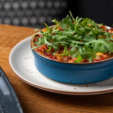 Ton balıklı lazanya. Beşamel soslu balık. Restoran. Sağlıklı beslenme kavramı. Helal Gıda