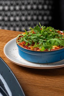 Ton balıklı lazanya. Beşamel soslu balık. Restoran. Sağlıklı beslenme kavramı. Helal Gıda