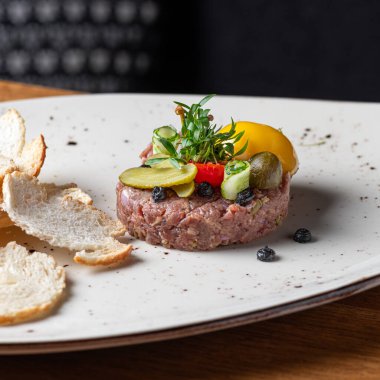 Yumurta sarısı ile etli tart. Sağlıklı yiyecekler, yakın plan. Restoranda yemek servisi.