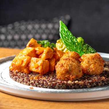 Kino, brokoli ve mantarlı tofu soslu Buda kasesi. Sağlıklı beslenme, sağlıklı yaşam tarzı, vejetaryen yemekleri, vejetaryen diyeti. Restoranda yemek servisi..