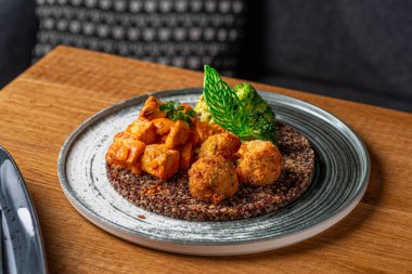 Kino, brokoli ve mantarlı tofu soslu Buda kasesi. Sağlıklı beslenme, sağlıklı yaşam tarzı, vejetaryen yemekleri, vejetaryen diyeti. Restoranda yemek servisi..