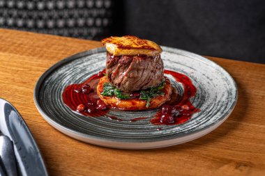 Tournedos Rossini ve kaz ciğeri. Fileminyon bifteği restoranda servis ediliyor. Sağlıklı yemek, yakın plan..
