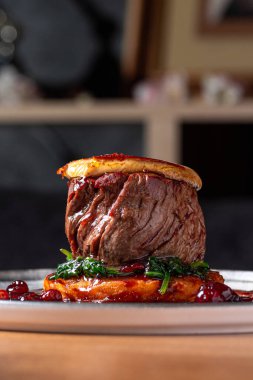 Tournedos Rossini ve kaz ciğeri. Fileminyon bifteği restoranda servis ediliyor. Sağlıklı yemek, yakın plan..