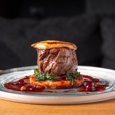 Tournedos Rossini ve kaz ciğeri. Fileminyon bifteği restoranda servis ediliyor. Sağlıklı yemek, yakın plan..