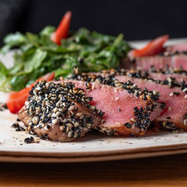 Susamlı ton balığı, kinoa ve ıspanaklı. Sağlıklı yiyecekler, yakın plan. Restoranda yemek servisi.