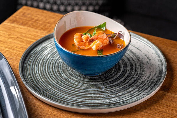 Традиционный итальянский рыбный суп с креветками, мидиями и лососем. Том Ям кунг с морепродуктами. Здоровую еду, крупным планом. Подавать еду в ресторане