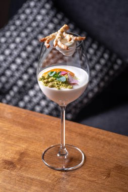 Lezzetli çift renkli mango panna cotta kremalı puding ve doğranmış mango hamuru sosu. Sağlıklı yiyecekler, yakın plan. Restoranda yemek servisi.