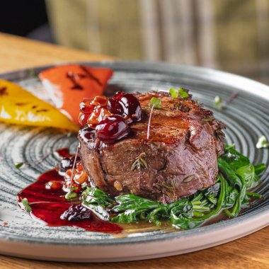 Izgara sığır filetosu bifteği. Restoran menüsü, diyet. Sağlıklı yiyecekler, yakın plan. Restoranda yemek servisi..