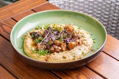 Biber soslu sıcak patlıcanlı humus. Sağlıklı vejetaryen yemekleri, İsrail mutfağı.