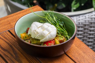 Kiraz domatesli Burrata salatası, soslu ve baharatlı bir kâse. Sağlıklı yemek, diyet öğle yemeği konsepti. diyet menüsü. Tabakta yemek var. Restoran menüsü konsepti. Boşluğu kopyala.