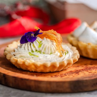 Morina ciğeri, yumurta ve peynirli tart. Mini tart kekleri alanı kopyala.