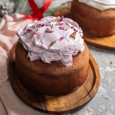 Üzümlü ve ahududulu Noel pastası. Paskalya pastaları ve sepetleri, Yeni Yıl için restoran menüsü konsepti..