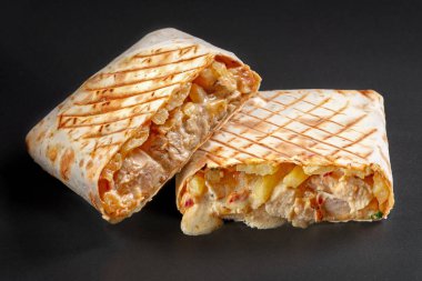 Izgara tavuklu Fransız tacosu. Fransız tacolarını siyah arkaplanda kapat. Lezzetli Fransız takolu sandviç fast food güzel, harika yemekler.