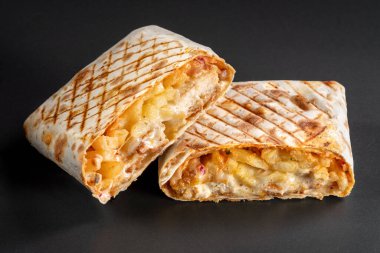 Fransız takoları ve tavuk şnitzel. Fransız tacolarını siyah arkaplanda kapat. Lezzetli Fransız takolu sandviç fast food güzel, harika yemekler.