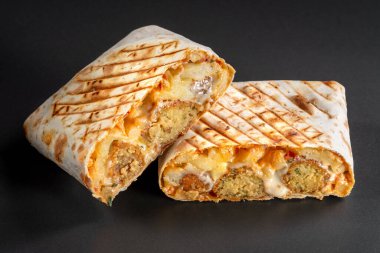Falafel 'li Fransız tacoları. Fransız tacolarını siyah arkaplanda kapat. Lezzetli Fransız takolu sandviç fast food güzel, harika yemekler.