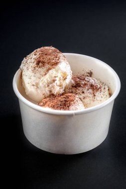 Siyah arka planda, kağıt kasede nefis dondurma..