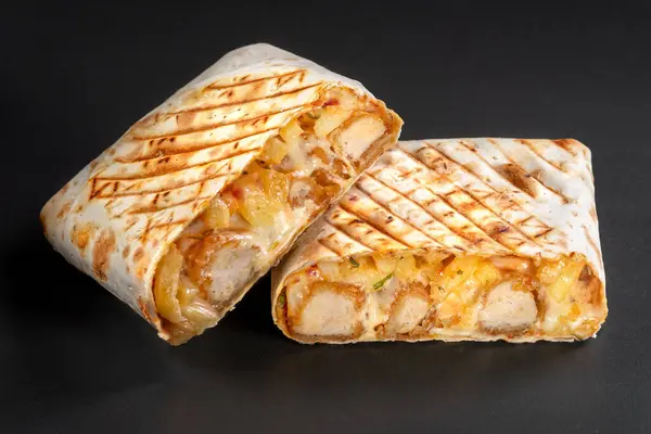 Tavuk patlamış mısırlı Fransız tacosu. Fransız tacolarını siyah arkaplanda kapat. Lezzetli Fransız takolu sandviç fast food güzel, harika yemekler.