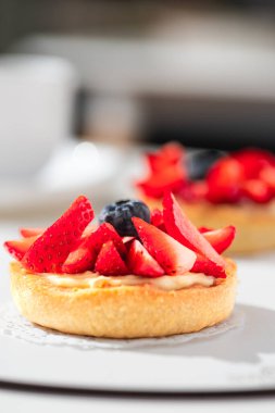 Çilekli ve kremalı mini tart..