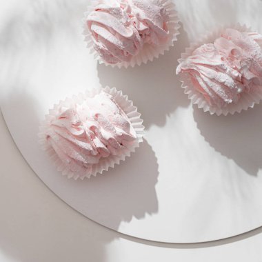 Açık arkaplanda ahududu pembesi şekerlemeler.