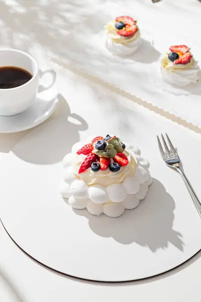 Pavlova Baiser Kuchen Mit Frischen Beeren Auf Weißem Hintergrund Stockfoto