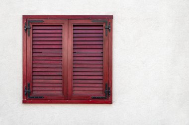 Beyaz alçı duvardaki kırmızı pencerenin kopya alanı