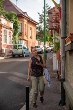 Brasov, Romanya - 08 Iulie, 2022: Brasov kentinde bir Tampa Dağı 'nda Brasov tabelasına bakın. Transilvanya 'nın en büyük şehrinin güzel şehir merkezi. Seyahat