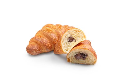 Beyaz arka planda izole edilmiş çikolatalı taze kruvasan. Menü tasarımı için kırpma yolu ile