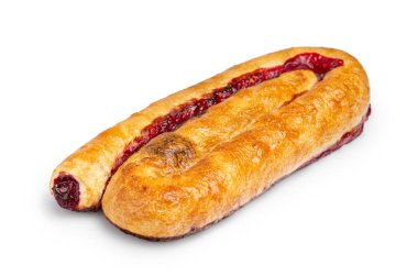 Beyaz arka planda izole edilmiş kiraz reçelli taze puf börekleri. Tasarım menüsü için kırpma yolu ile