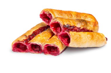 Beyaz arka planda izole edilmiş kiraz reçelli taze puf börekleri. Tasarım menüsü için kırpma yolu ile